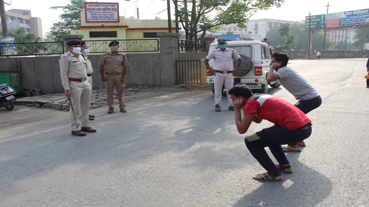 REWA : लॉकडाउन लगते ही पुलिस को आया जोश, तफरी करने वालों की आई सामत, फिर हुआ कुछ ऐसा REWA : लॉकडाउन लगते ही पुलिस को आया जोश, तफरी करने वालों की आई सामत, फिर हुआ कुछ ऐसा